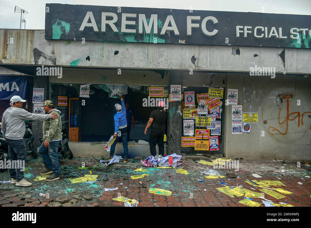 Malang, Indonesien. 29. Januar 2023. Am 29. Januar 2023 führten Fans des Arema FC eine Demonstration vor dem Arema FC Club Management Office in Malang, Indonesien, durch. Sie fordern von Arema FC Verantwortung für die Kanjuruhan-Tragödie, bei der 135 Menschen ums Leben kamen. (Foto: Moch Farabi Wardana/Pacific Press/Sipa USA) Guthaben: SIPA USA/Alamy Live News Stockfoto