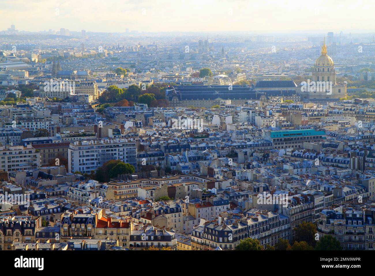 Invalidendom und französische Dächer von oben bei Sonnenaufgang, Paris, Frankreich Stockfoto