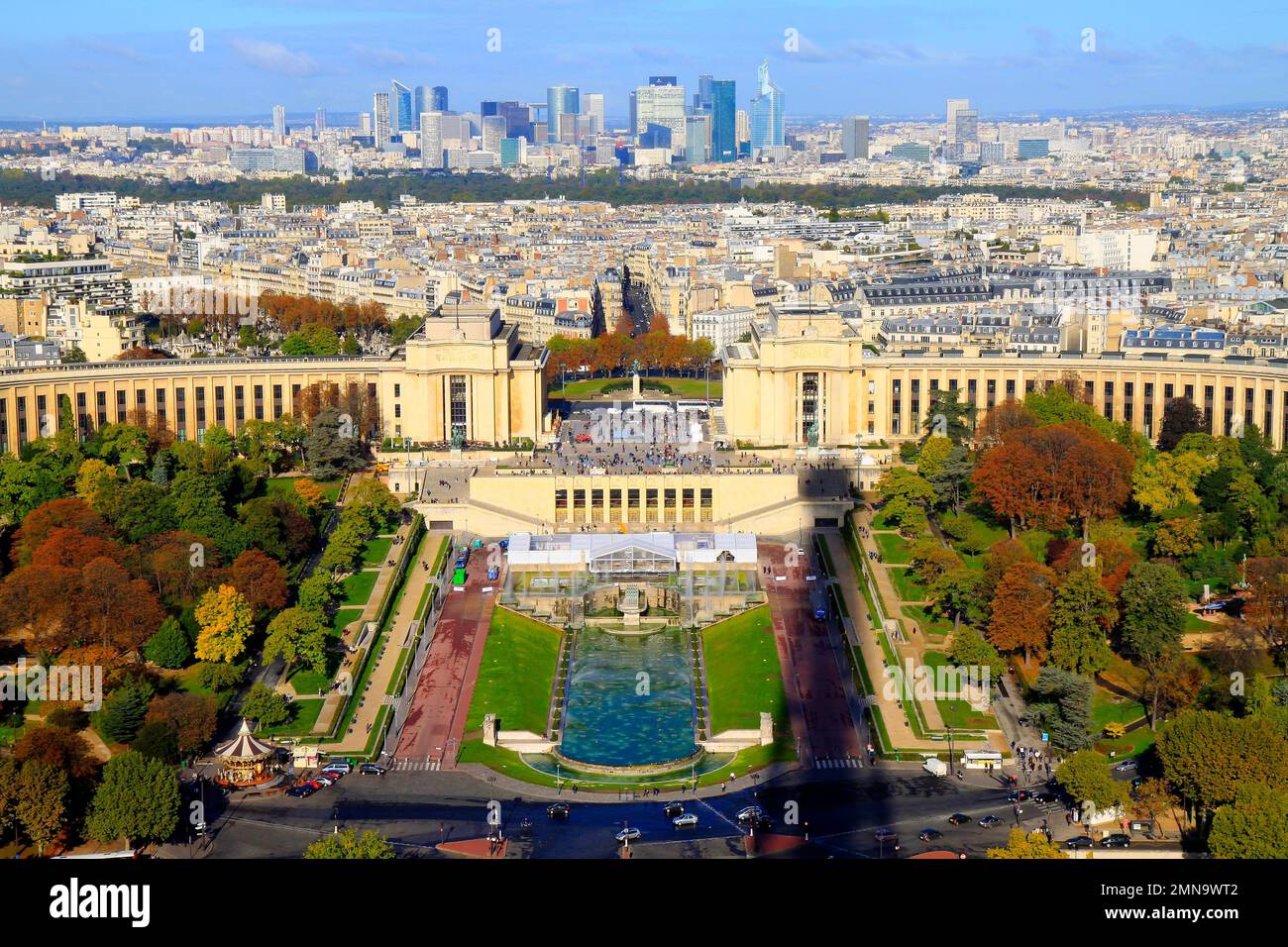 Pariser Architektur und französische Dächer von oberhalb des Eiffelturms bei Sonnenaufgang, Paris, Frankreich Stockfoto