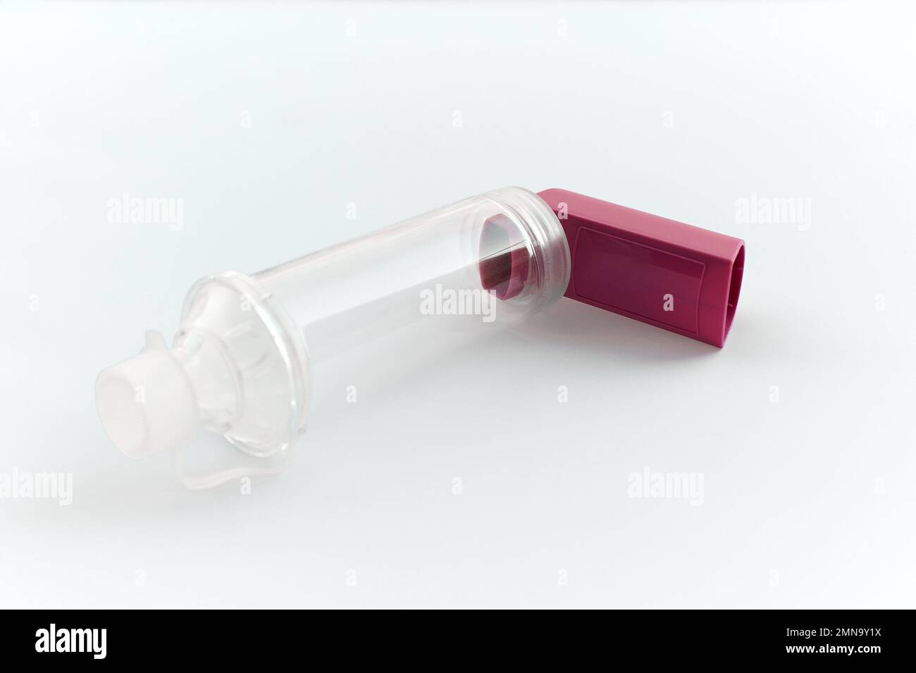Lungenmedikation mit Kortikosteroiden bei Asthma oder COPD. Ein Inhalator mit Spacer auf weißem Hintergrund. Stockfoto
