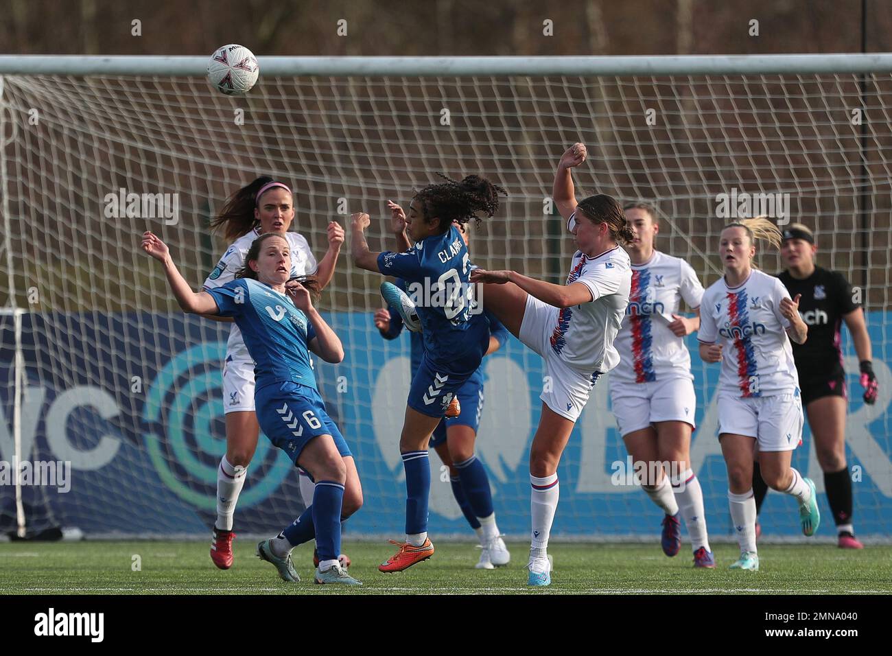 CHLOE ARTHUR von Crystal Palace entlässt die Verteidigung während des FA Cup 4. Runde Spiels zwischen dem Durham Women FC und dem Crystal Palace im Maiden Castle, Durham, am Sonntag, den 29. Januar 2023. (Kredit: Mark Fletcher | MI News) Kredit: MI News & Sport /Alamy Live News Stockfoto