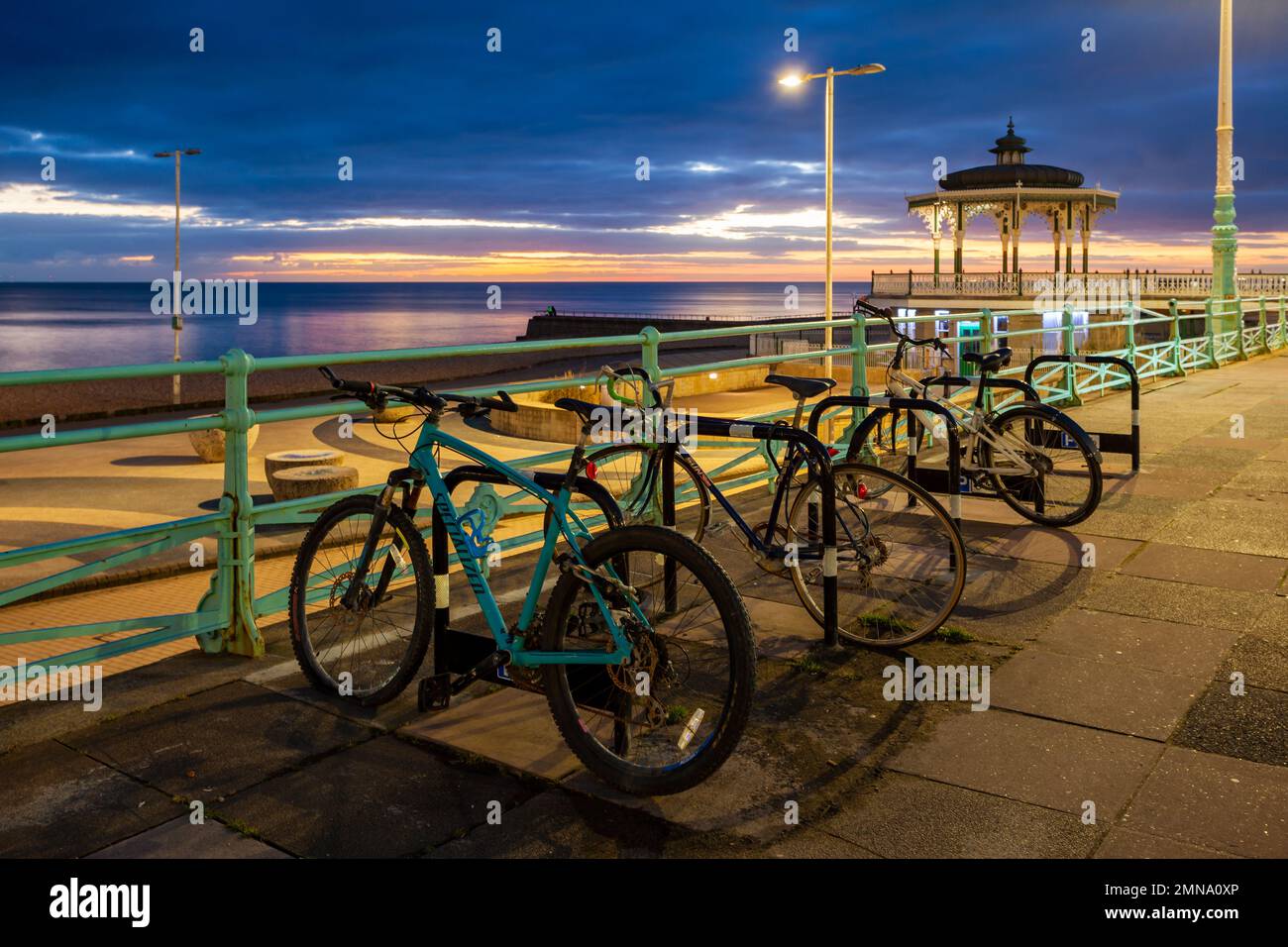 Fahrräder parken an der Brighton Seafront, East Sussex, England. Stockfoto