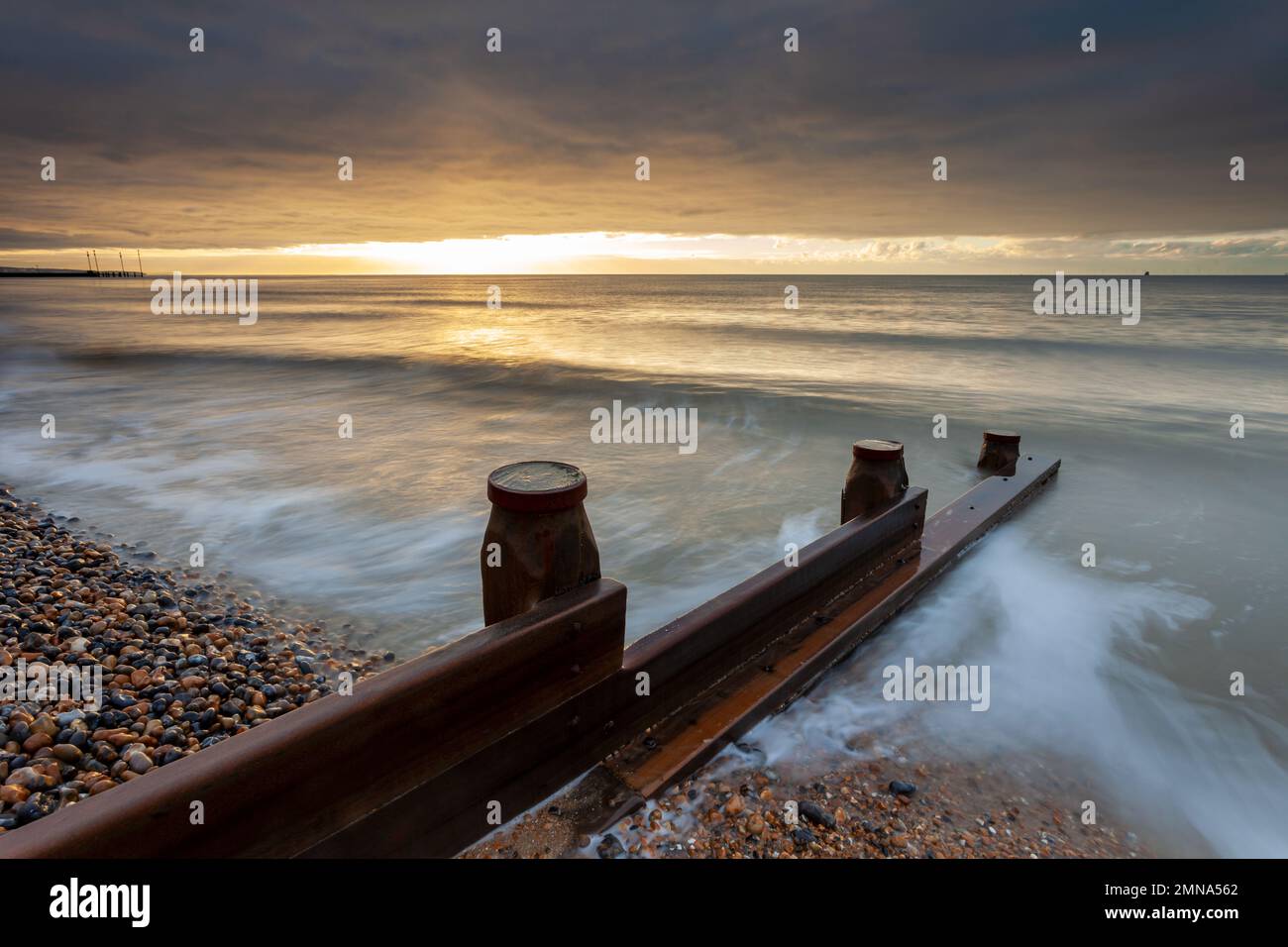 Wintersonnenaufgang am Southwick Beach in West Sussex, England. Stockfoto