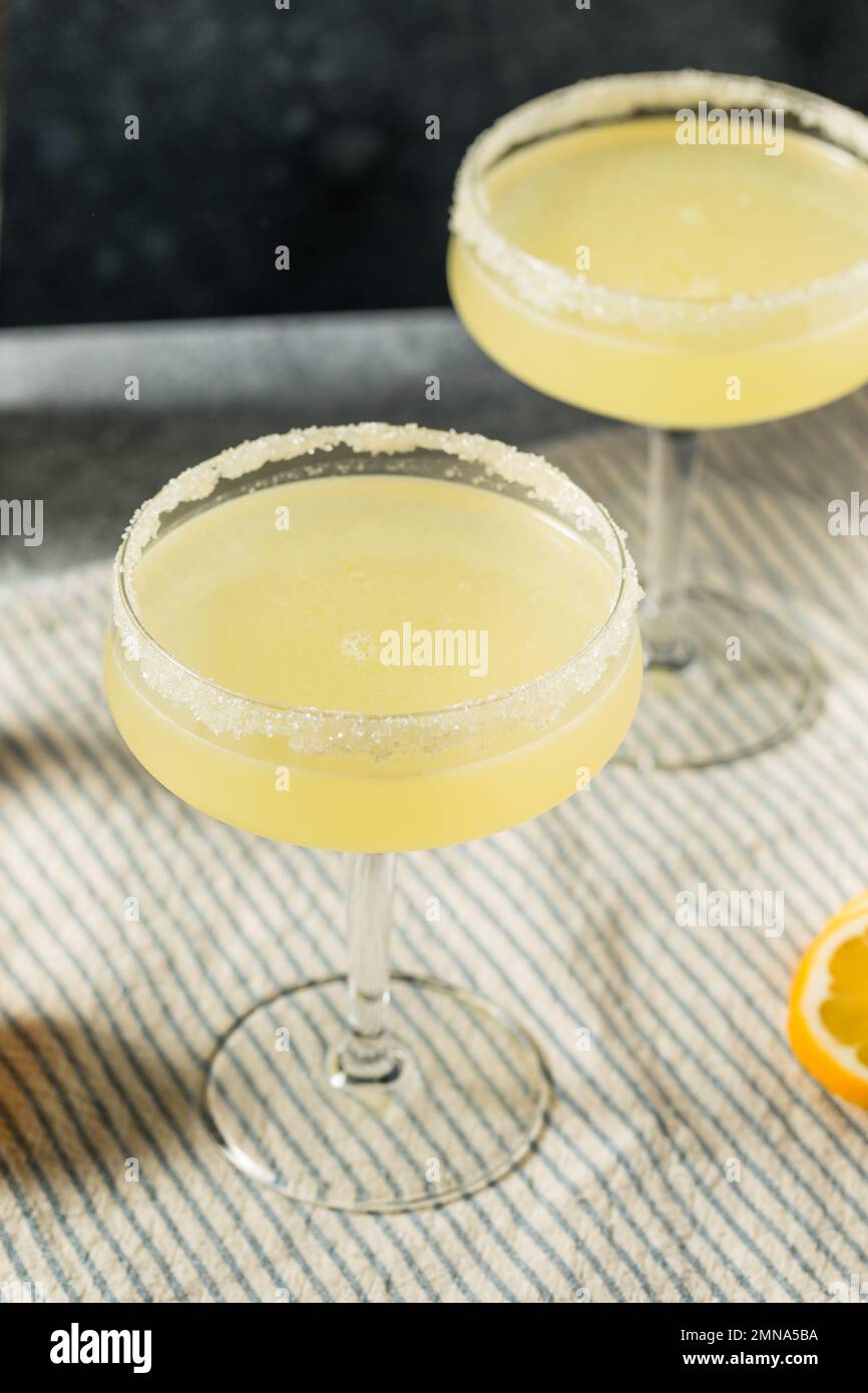 Erfrischender Meyer Lemon Drop Martini mit Zuckerrand Stockfoto