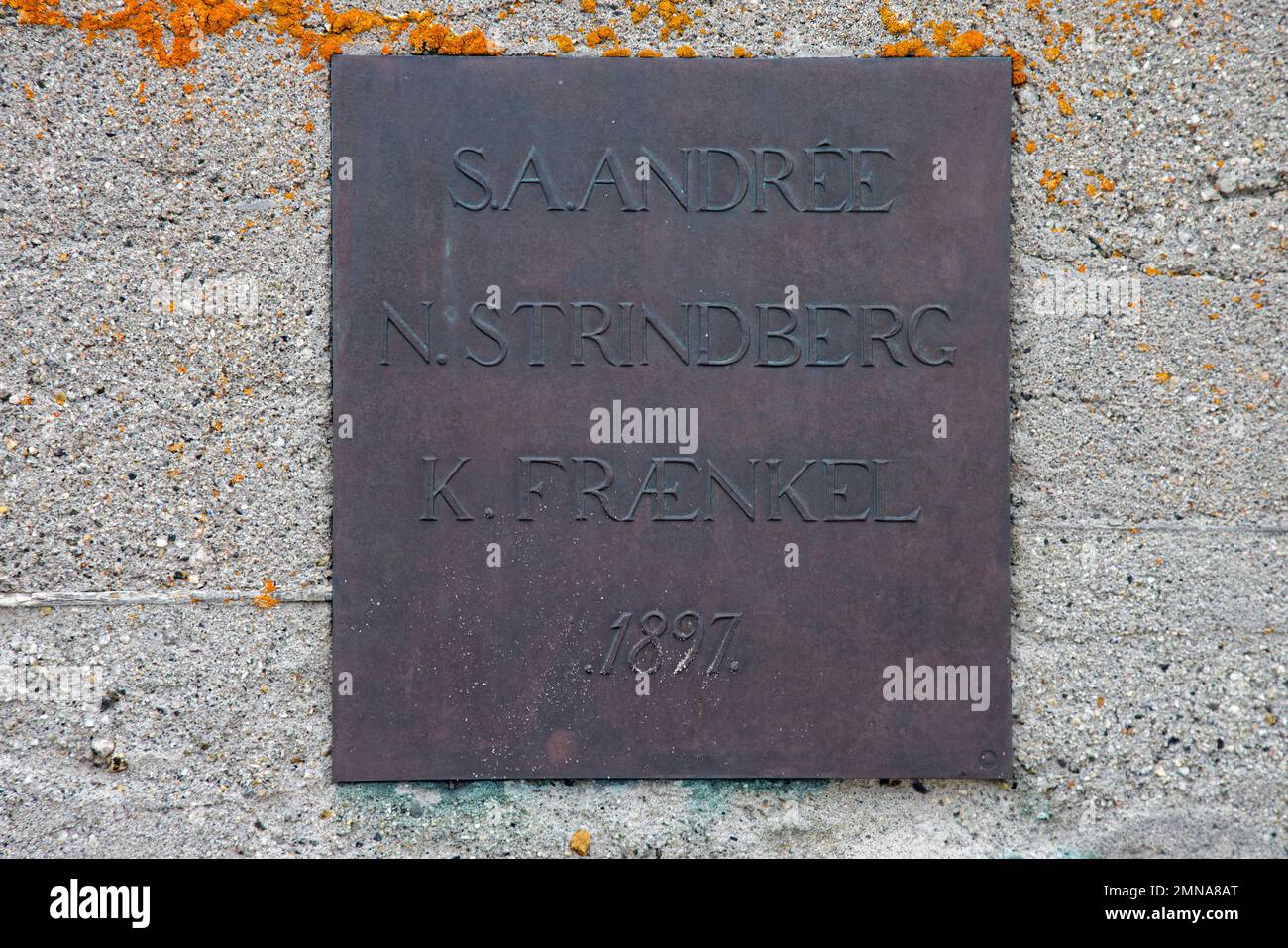 Gedenkstein für Salomon August Andree, schwedischer Aeronaut und Polarforscher der Arktis in Andreeneset, Kvitøya, Spitsbergen / Svalbard Stockfoto