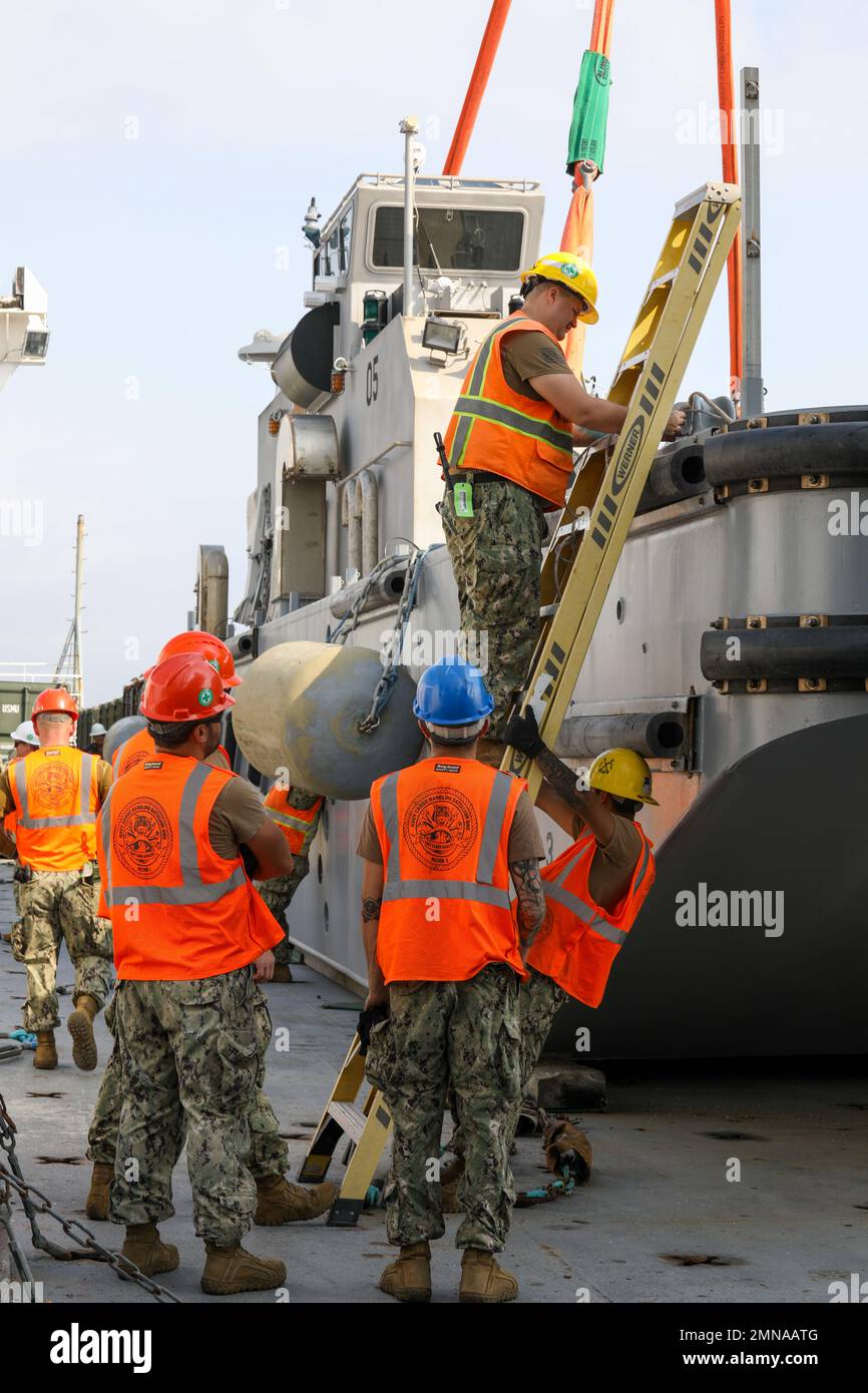 US Navy Segler mit GAUM Ablösung, Naval Expeditionary Logistic Support Group entfernen die Leiterstrebe Linie während der Übung Resolute Dragon 22 auf dem United States Naval Ship Dahl (T-AKR 312) in Kushiro Port, am 30. September 2022. Resolute Dragon 22 ist eine jährliche Übung zur Stärkung der Verteidigungsfähigkeit der US-japanischen Allianz durch integrierte Kommando- und Kontrollmaßnahmen, Zielführung, kombinierte Waffen und Manöver über mehrere Domänen hinweg. Stockfoto