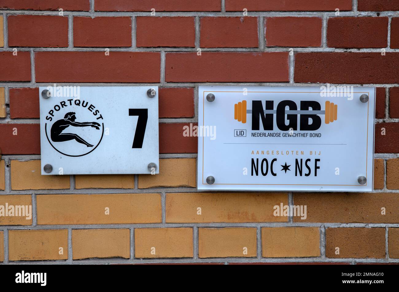 Reklametafeln für Sportquest und NGB auf der Amsterdam Niederlande 23-11-2022 Stockfoto