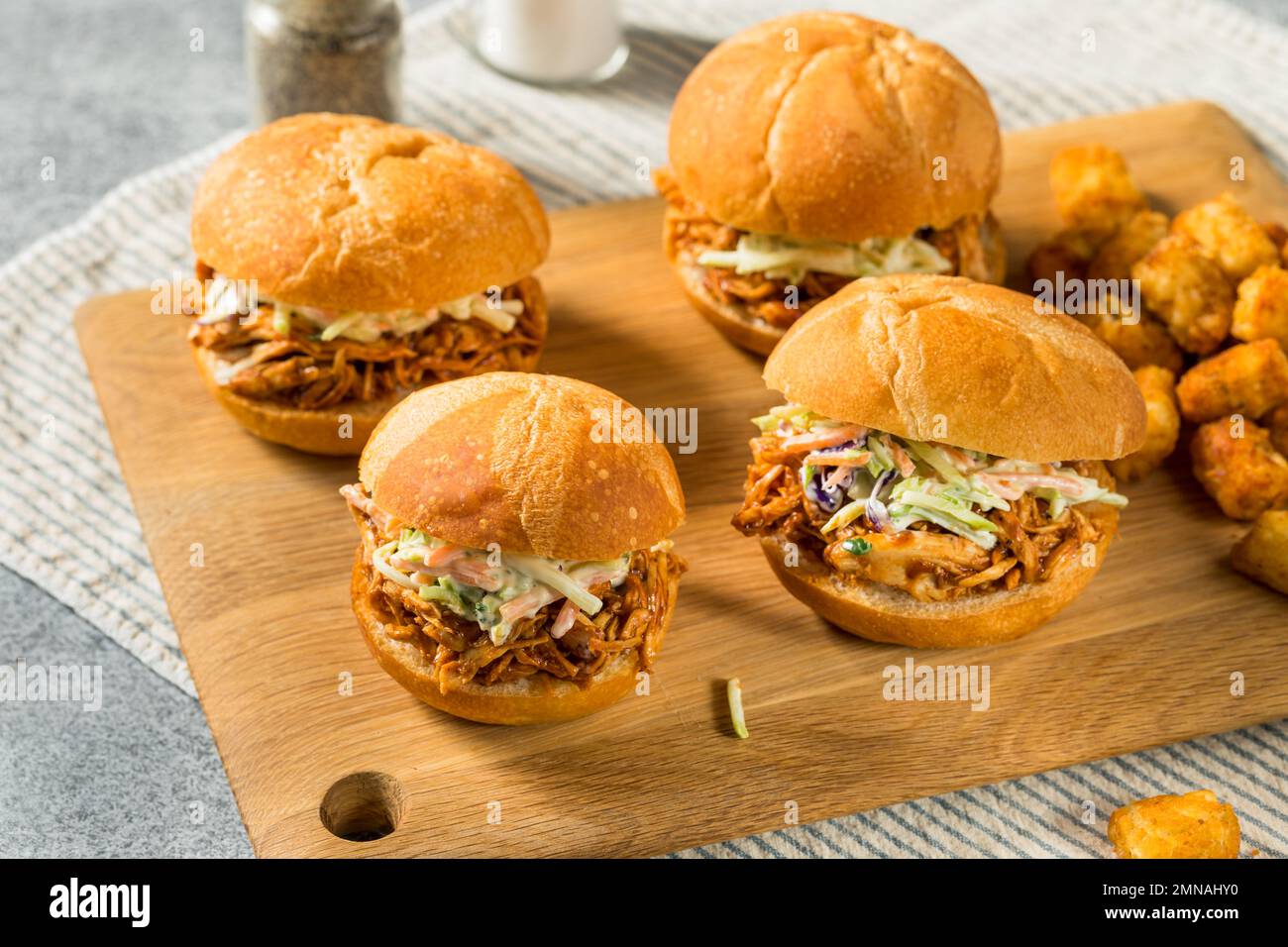 Hausgemachte Barbecue-gezogene Hühnchen-Sliders mit Krautsalat Stockfoto