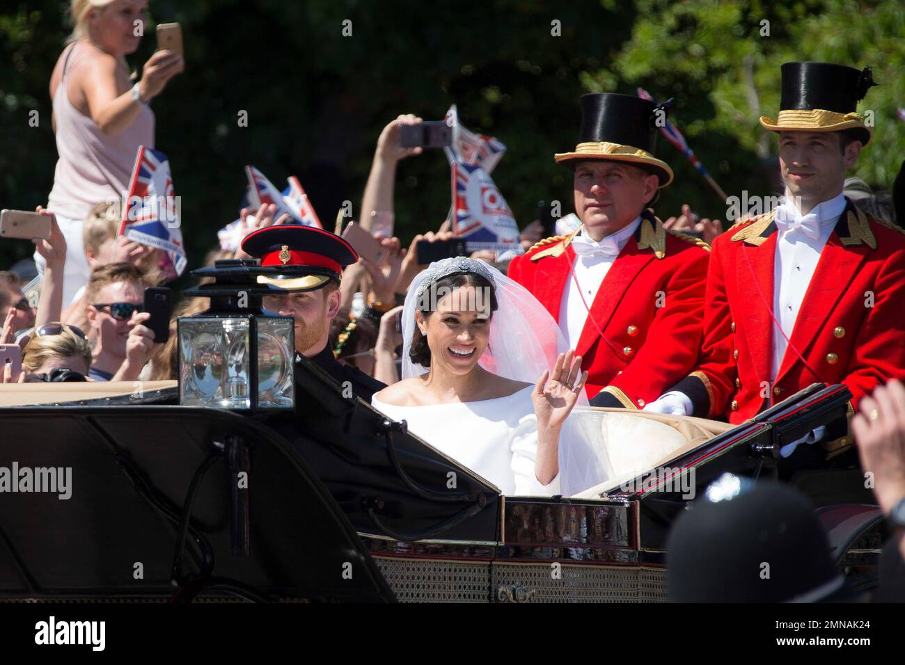 Britain's Prince Harry and his wife Meghan Markle leave after their wedding ceremony, at St. George's Chapel in Windsor Castle in Windsor, near London, England, Saturday, May 19, 2018. (Photo by Joel C Ryan/Invision/AP) Stockfoto