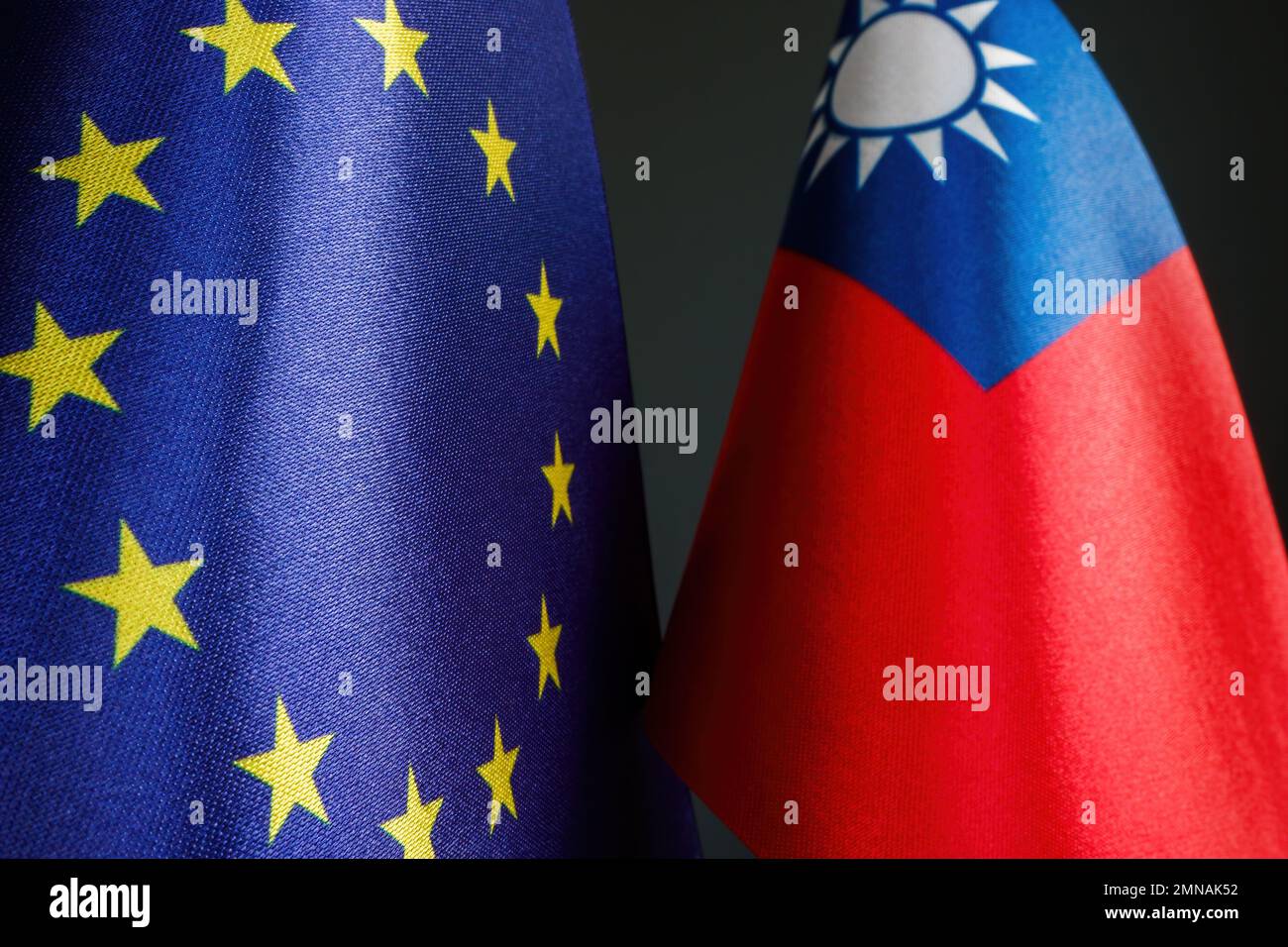 Taiwan und die EU-Flaggen als Symbol der Diplomatie. Stockfoto