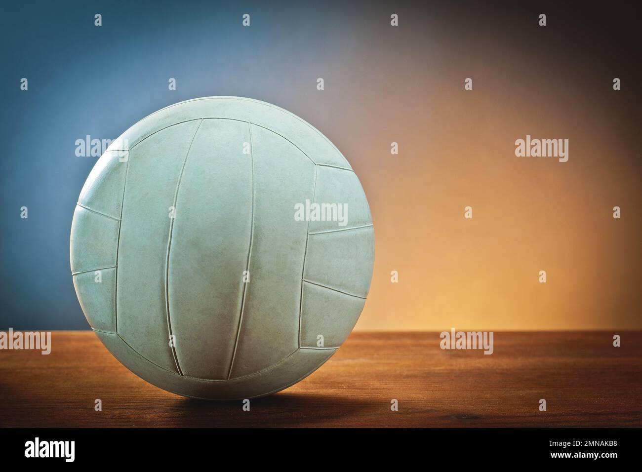 Volleyball auf Holz mit farbigem Hintergrund Stockfoto