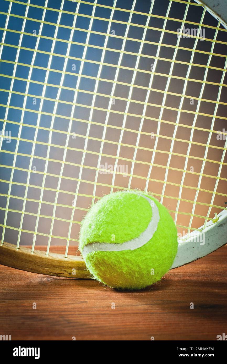 Ball- und Tennisracket-Sportausrüstung auf Holz Stockfoto