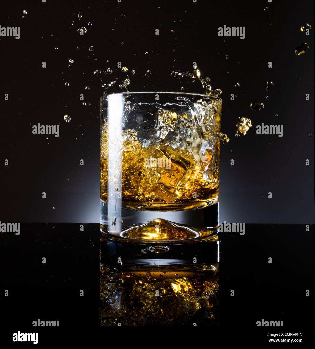 Whisky splash -Fotos und -Bildmaterial in hoher Auflösung – Alamy
