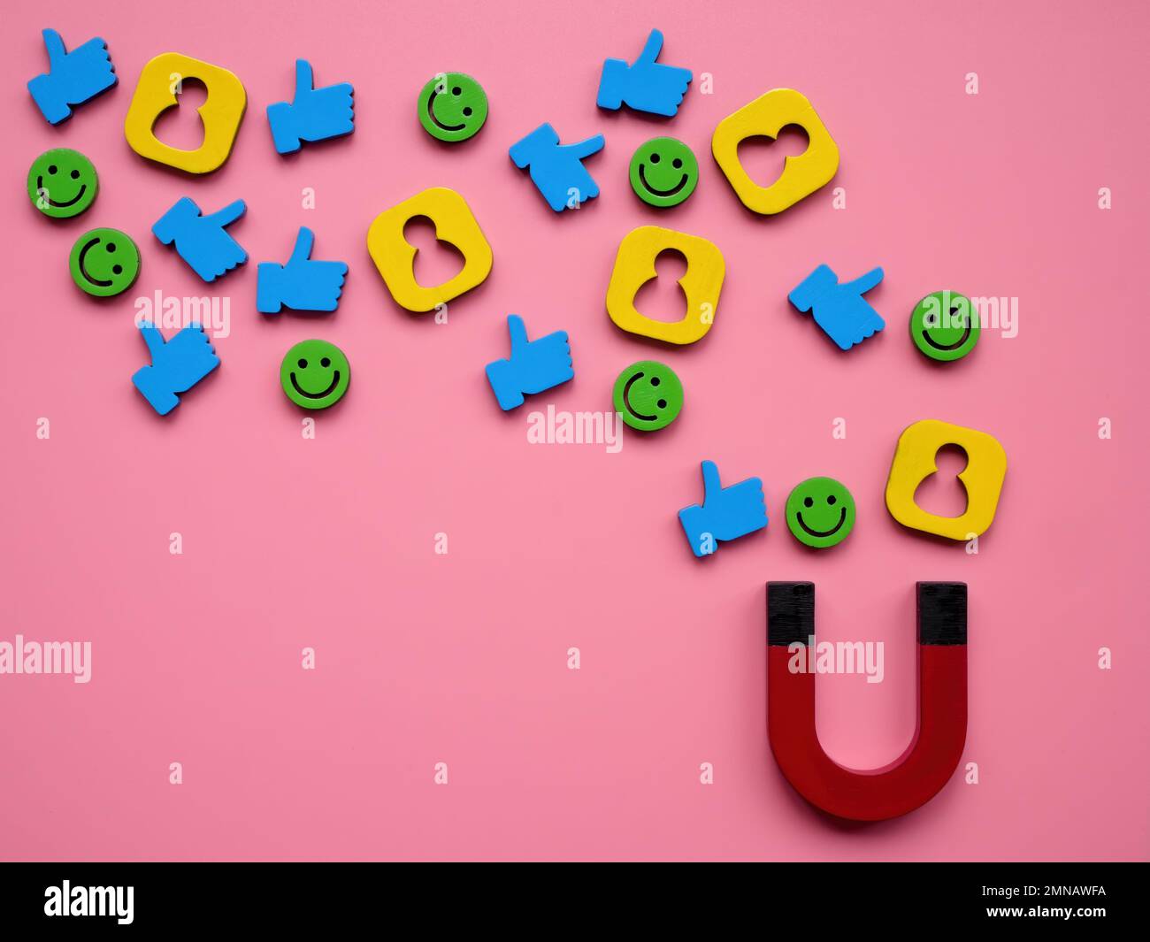 Der Bleimagnet zieht Likes und lächelnde Emoticons an. Stockfoto