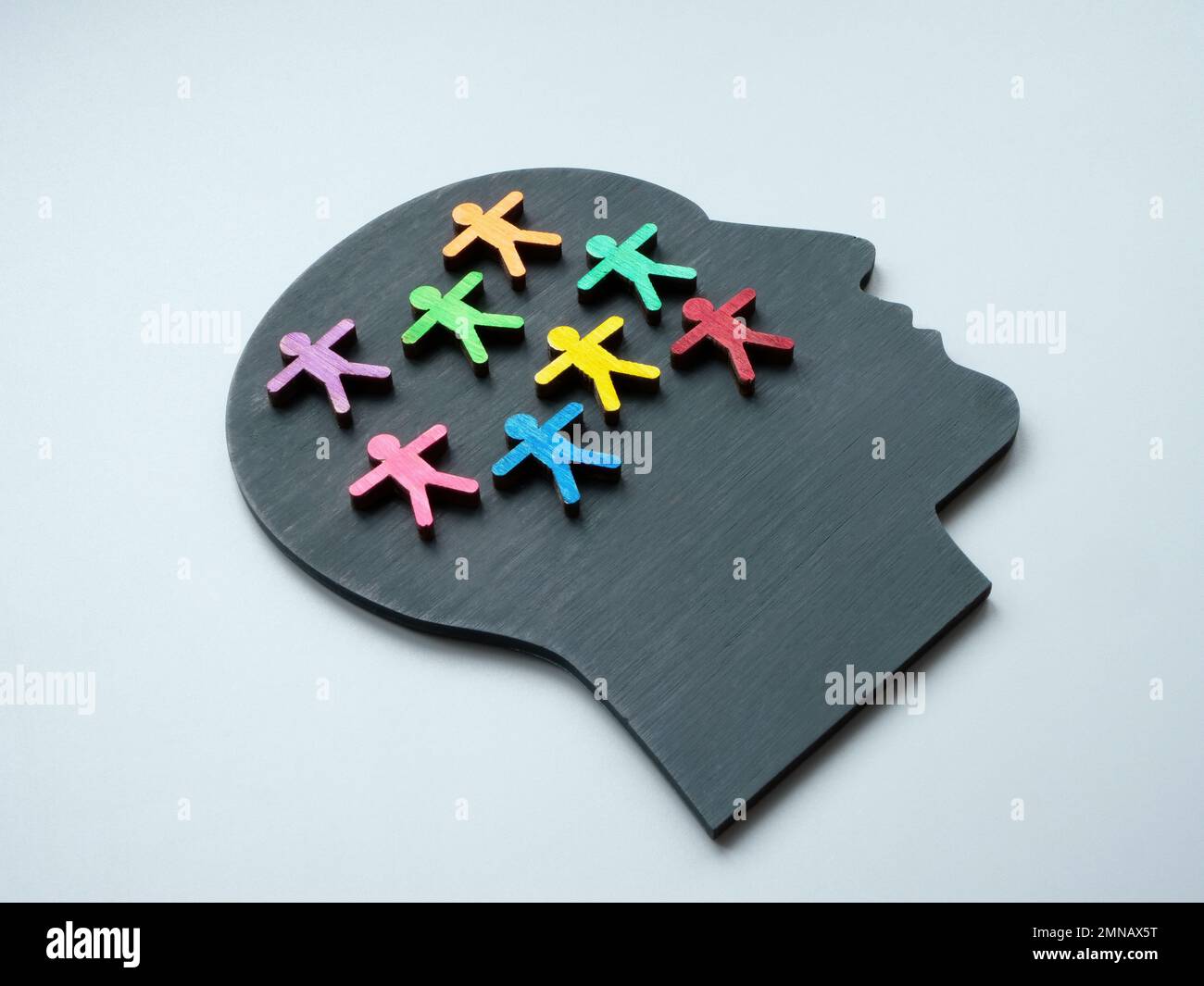 Kopf mit bunten Figuren als Konzept der Neurodiversität. Stockfoto