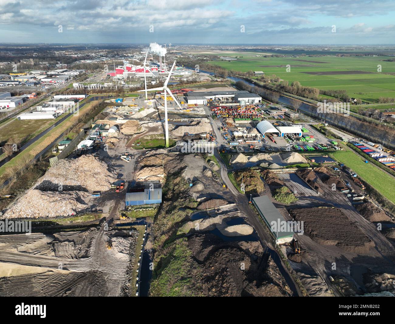 Luftaufnahme einer Deponie und Recycling von Müll, Kunststoff und anderen Materialien, die zur Deponierung und zum Recycling gelagert werden. Draufsicht. Stockfoto
