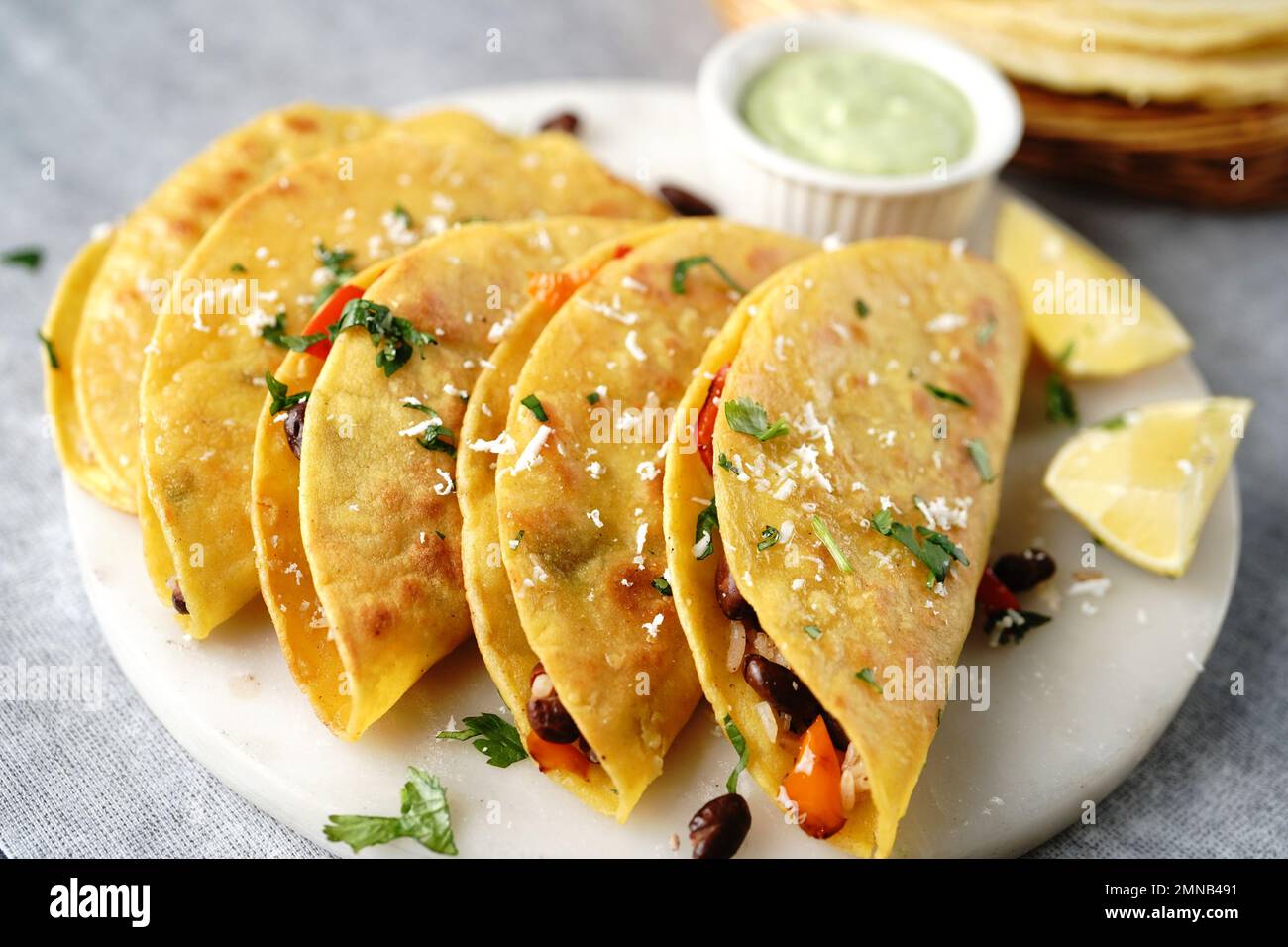 Knusprig gebratener Reis und Bohnen Tacos | Vorspeise für den Spieltag serviert mit Avacado-Sahne-Sauce Stockfoto