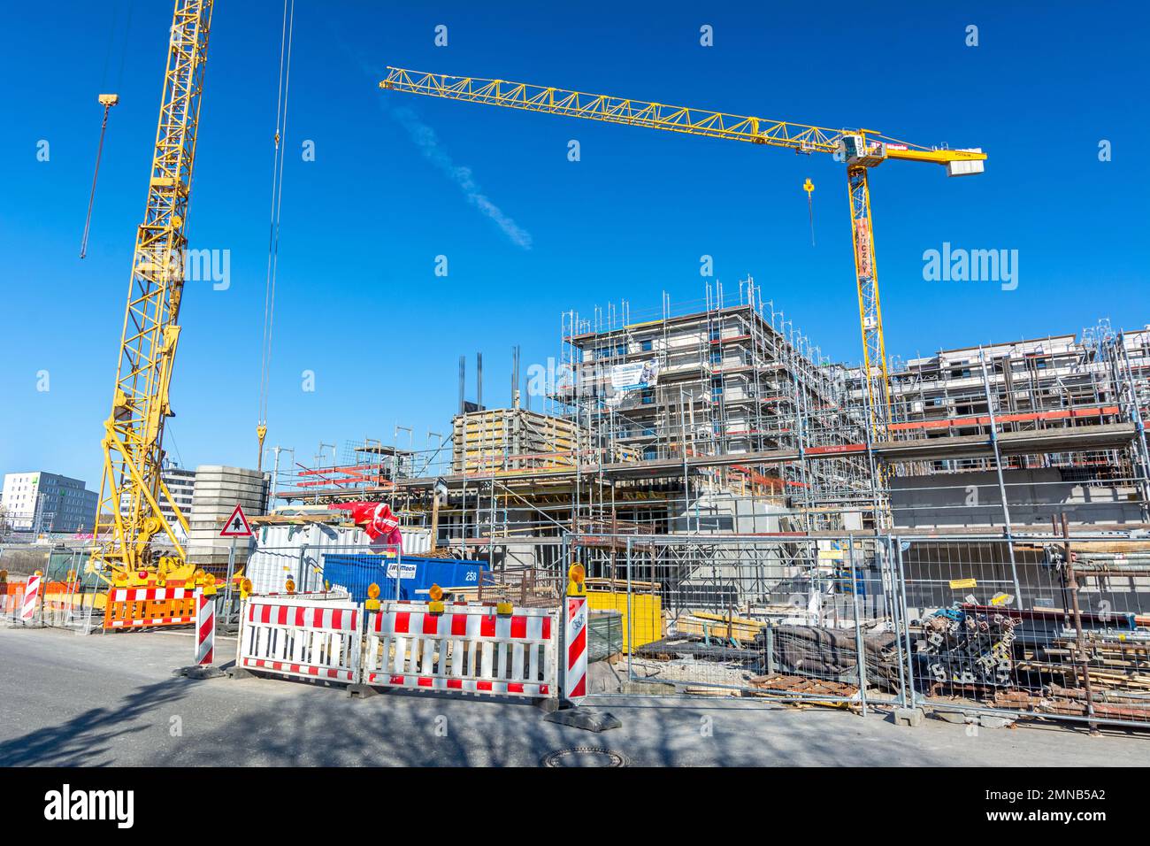 Baustelle mit Kränen an einem sonnigen Tag in Tübingen (Editorial) Stockfoto