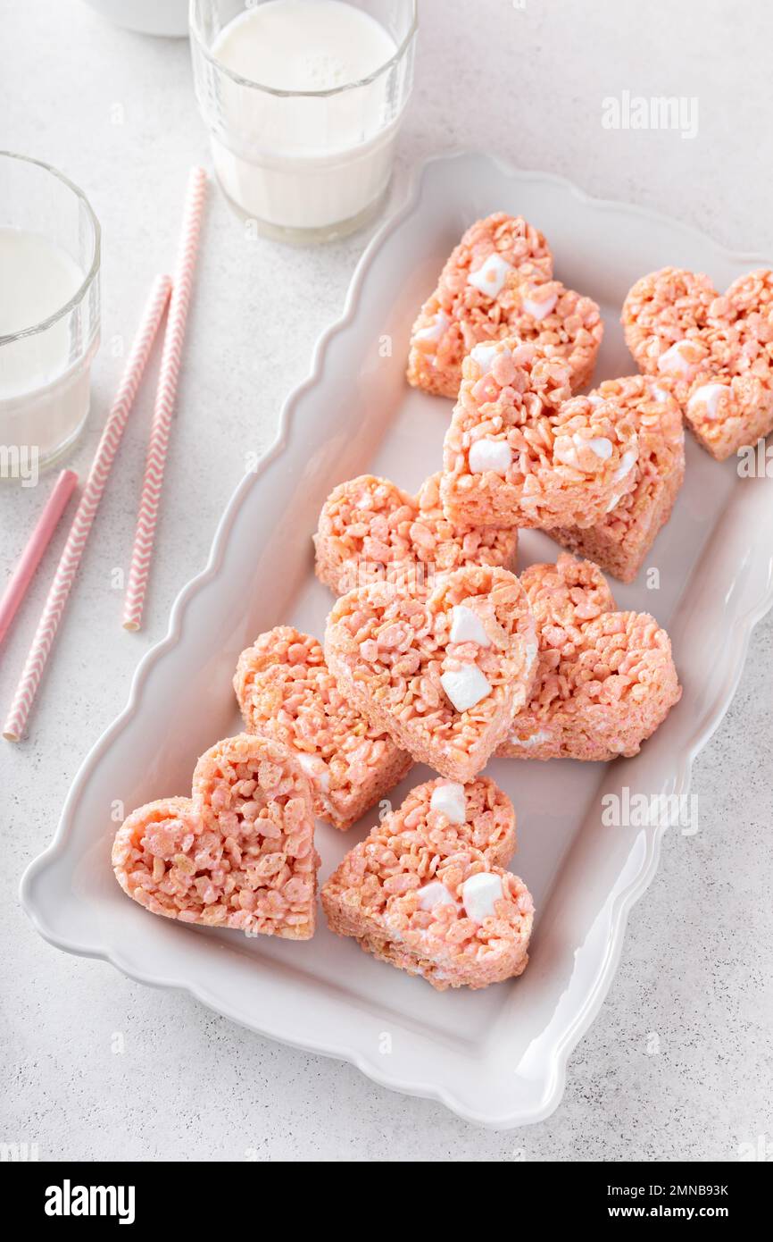 Herzförmige rosafarbene Reisspezialitäten zum Valentinstag auf einem Teller zum Essen Stockfoto