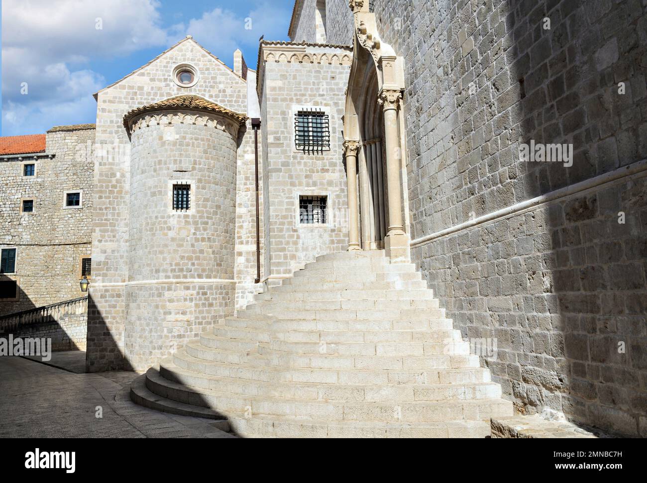 Treppen der kirche st. dominic, dominikanisches Kloster in der Altstadt von dubrovnic, kroatien. Stockfoto