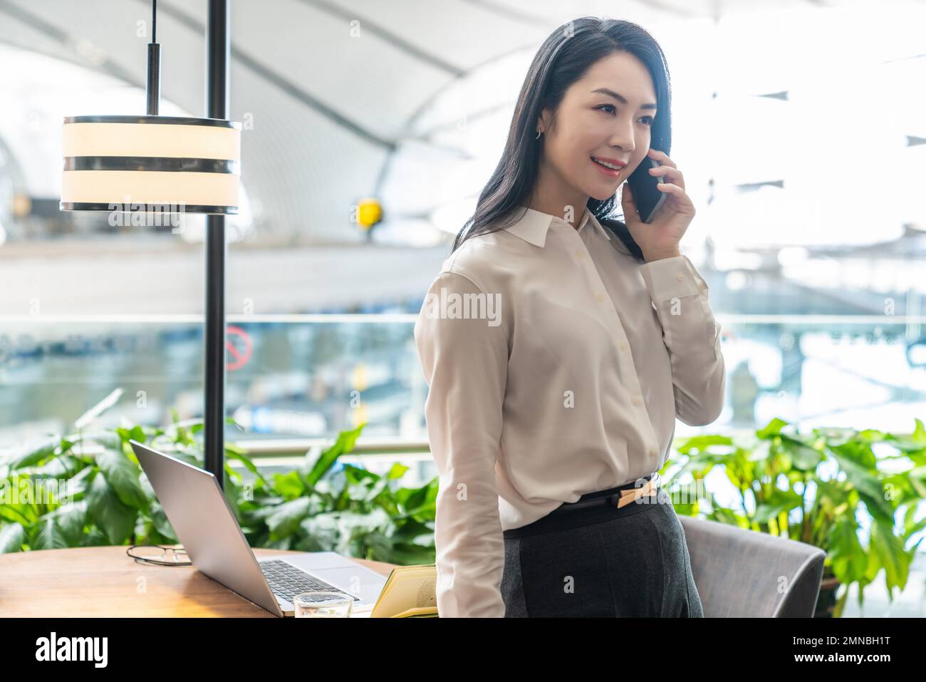 Bürotelefon für Geschäftsfrauen Stockfoto