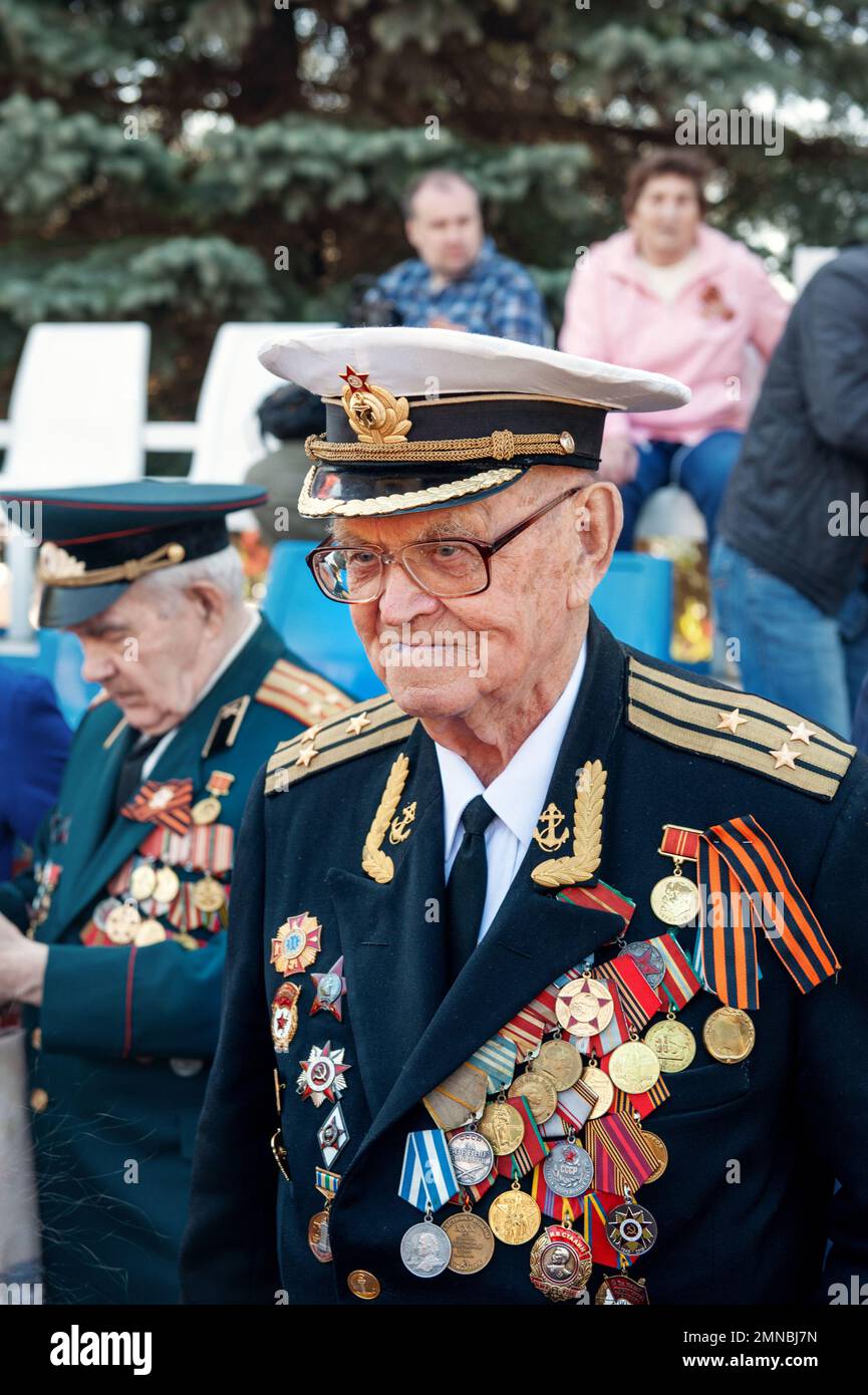 KOLOMNA, Region Moskau, Russland 9. Mai 2015. Porträt eines Veteranen mit Orden und Medaillen. Unsterbliches Regiment, Siegesfeier über Nazideutschland. Stockfoto