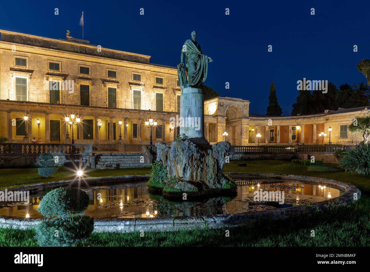 Statue vor dem Palast von St. Michael und St. George, Kerkyra, Korfu bei Nacht Stockfoto