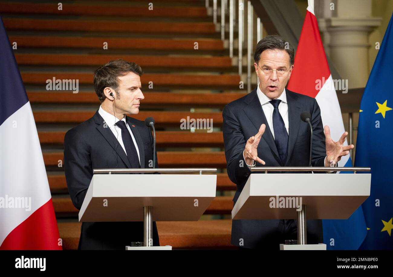 DEN HAAG - Premierminister Rutte empfängt den französischen Präsidenten Emmanuel Macron auf dem Binnenhof. Das Thema des Besuchs sind der Sondergipfel des Europäischen Rates, der Krieg in der Ukraine, Migration und die europäische Wirtschaft. ANP LEX VAN LIESHOUT niederlande raus - belgien raus Stockfoto