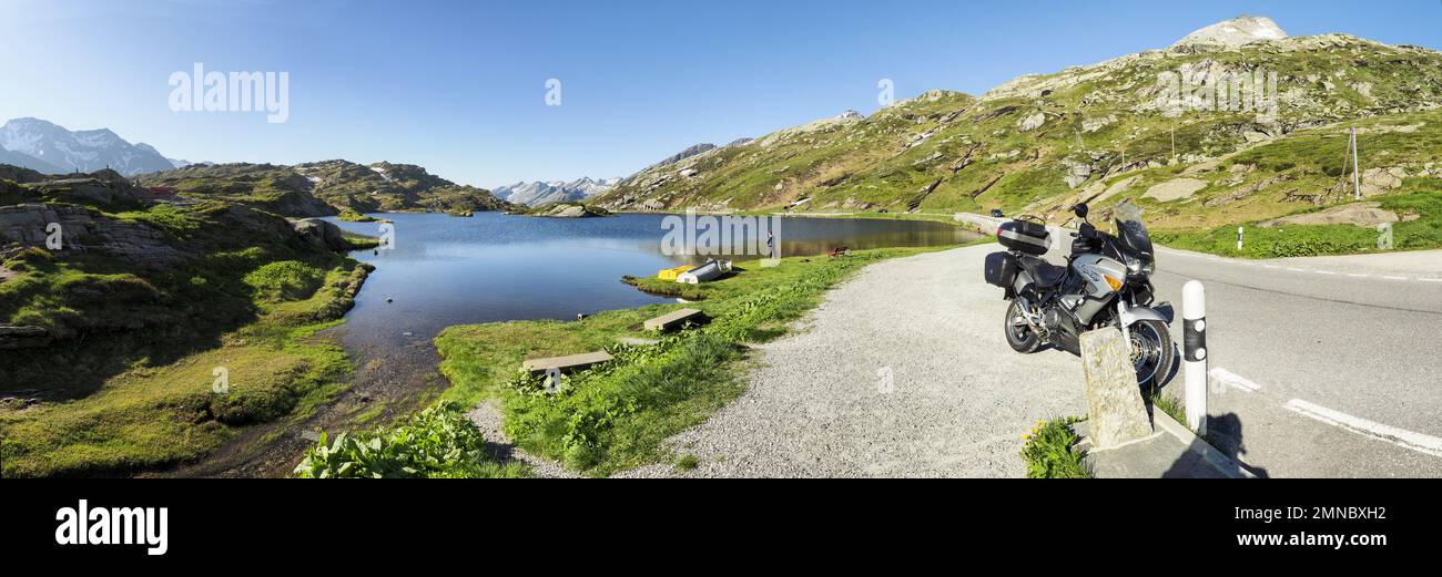 San Bernardino Pass, Schweiz - 16. Juni 2018: Alpenlandschaft des berühmten Grisons Pass. Stockfoto