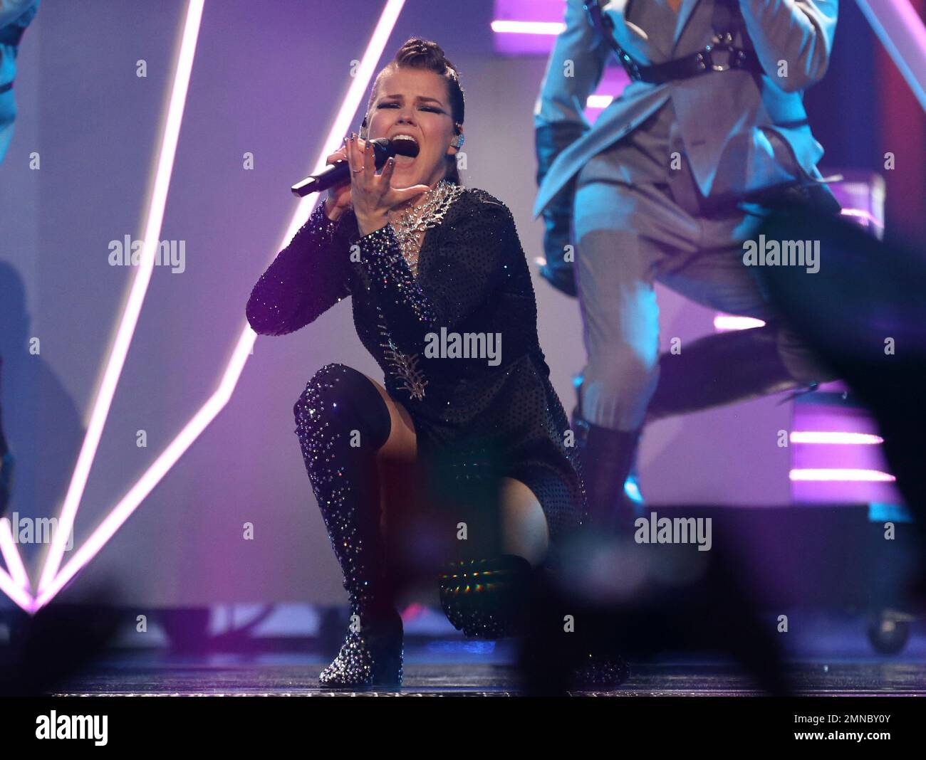 Saara Aalto from Finland performs the song 'Monsters' in Lisbon, Portugal, Saturday, May 12, 2018 during the Eurovision Song Contest grand final. (AP Photo/Armando Franca) Stockfoto
