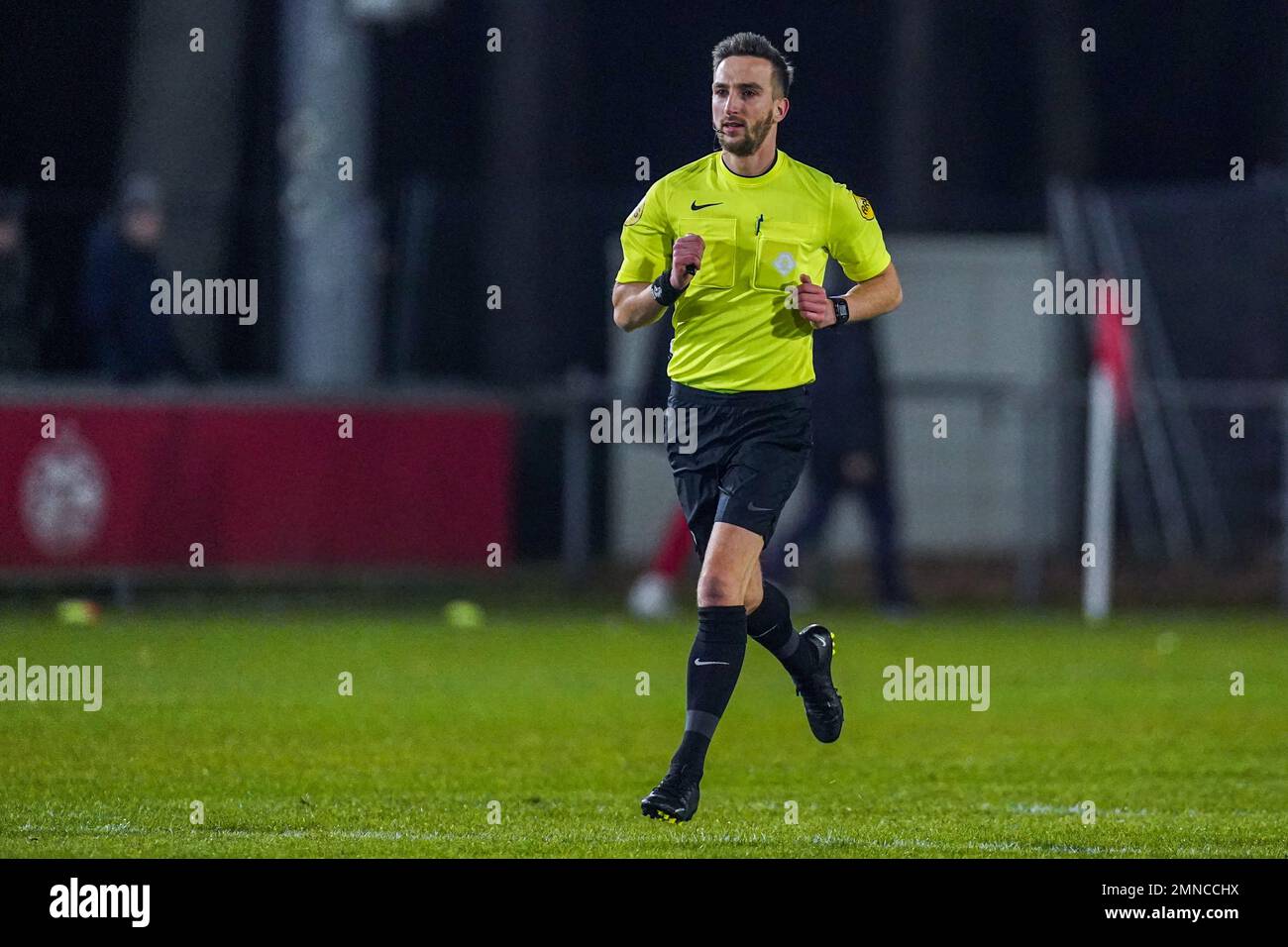 EINDHOVEN, NIEDERLANDE - JANUAR 30: Schiedsrichter Luuk Timmer während des niederländischen Keukenkampioendivisie-Spiels zwischen Jong PSV und Willem II am PSV Campus De Herdgang am 30. Januar 2023 in Eindhoven, Niederlande (Foto von Joris Verwijst/Orange Pictures) Stockfoto