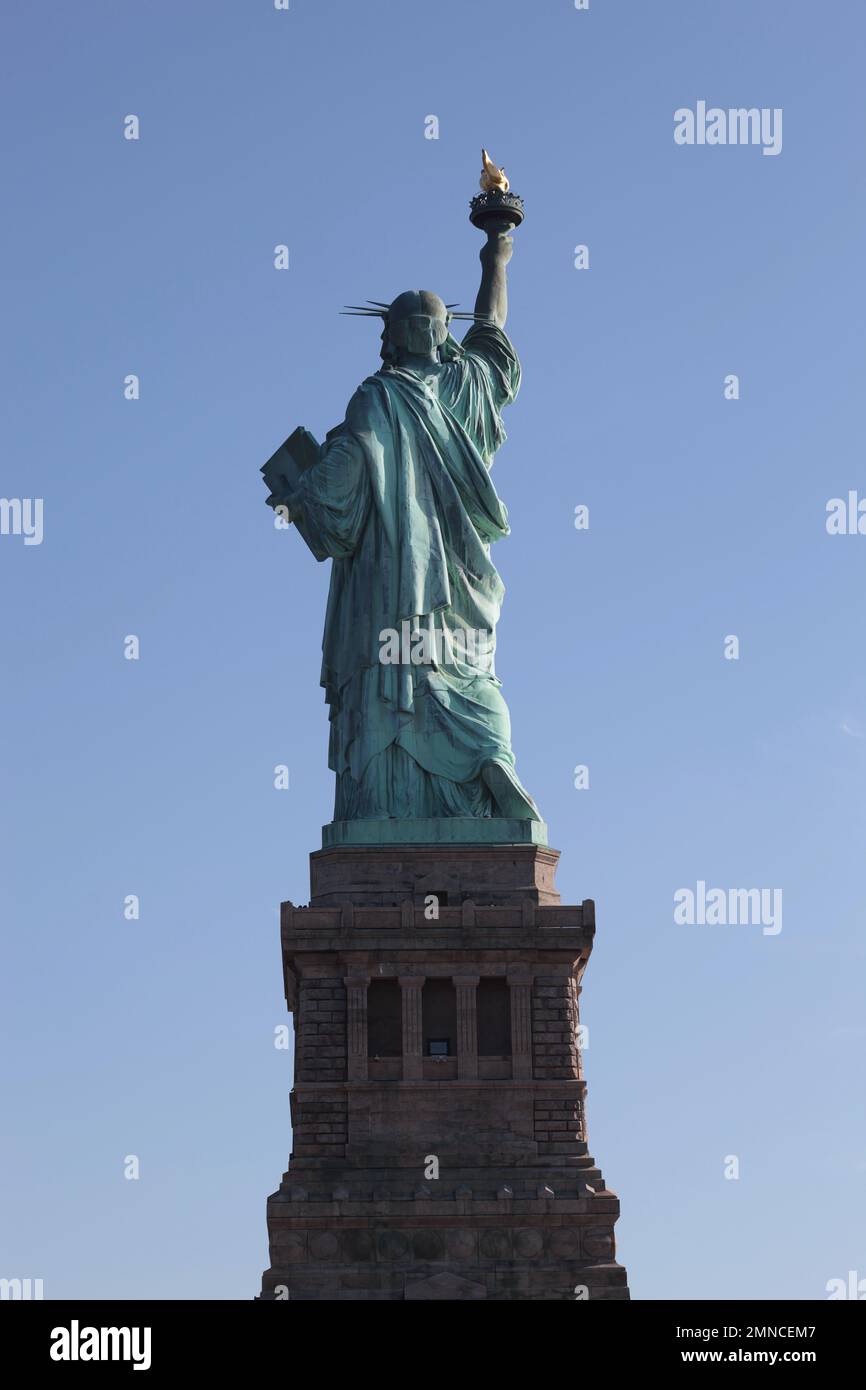 Rückblick auf die Freiheitsstatue und den Sockel in New York City Stockfoto
