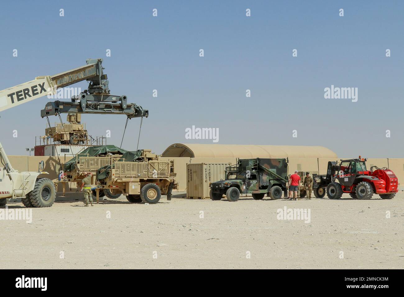 Soldaten der 35. Infantry Division erhalten Signalausrüstung auf der Ali Al Salem Air Base, Kuwait, 1. Oktober 2022. Signalgeräte sind wichtig für die Abwehr von Angriffen aus der Luft. Stockfoto