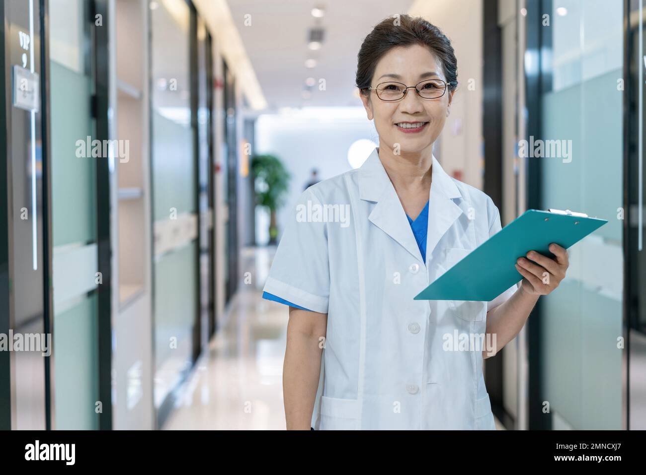 Arztinnen in der Klinik Stockfoto