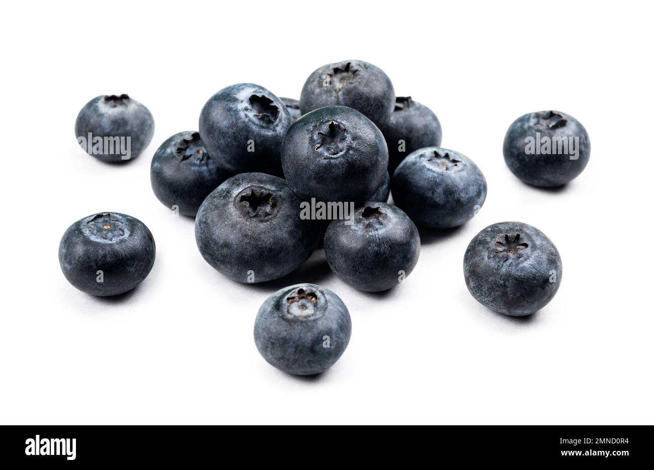 Blaubeeren aus der Nahaufnahme auf weißem Hintergrund Stockfoto