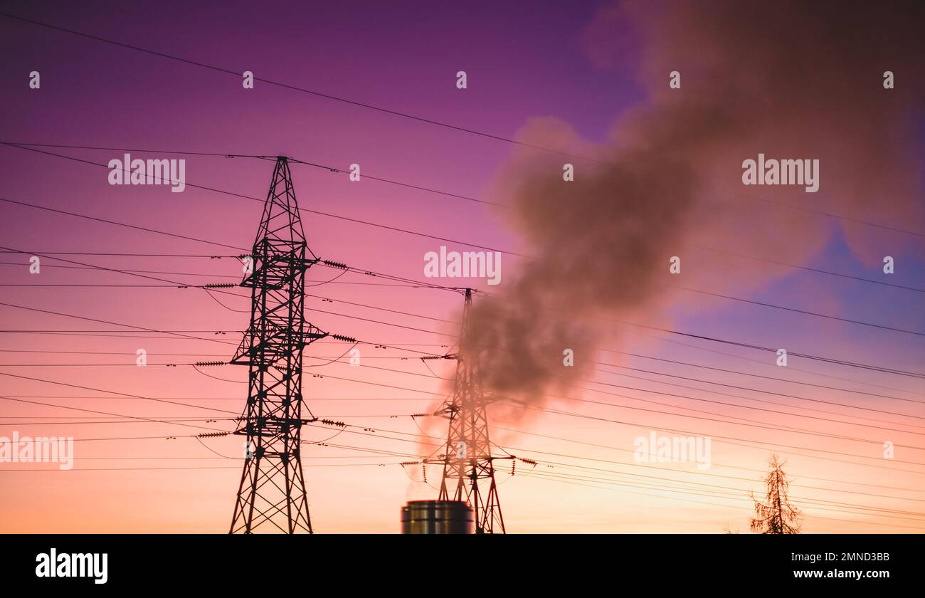 Stromnetz und Rauchschornstein bei Sonnenuntergang. Turm und Leitungen. Hohe Strom- und Energiemarktpreise. Hohe Strom- und Energieniveaus m Stockfoto