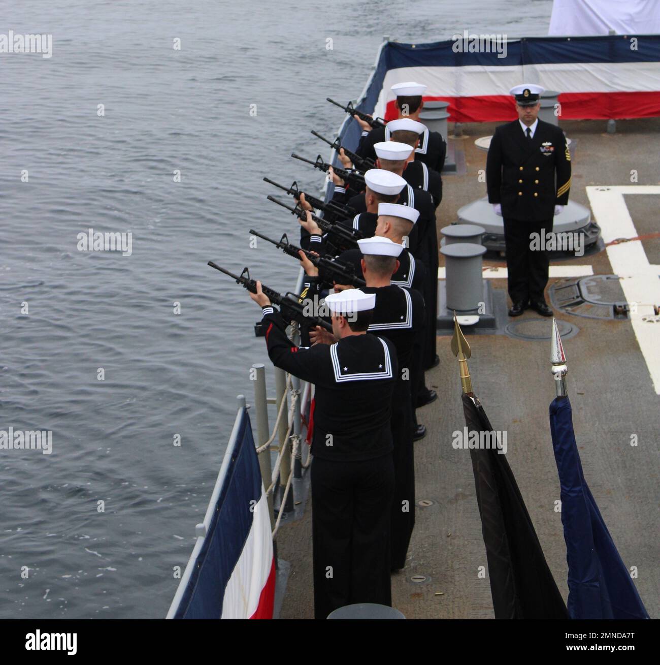 221001-N-GO175-1042 SAN DIEGO OPAREA (OKT 1, 2022) der Ticonderoga-Klasse-Lenkraketen-Kreuzer USS Lake Champlain (CG 57) führt eine Beerdigung bei einer Zeremonie auf See durch. Lake Champlain ist im Pazifischen Ozean tätig und wird in San Diego homebortiert. Stockfoto