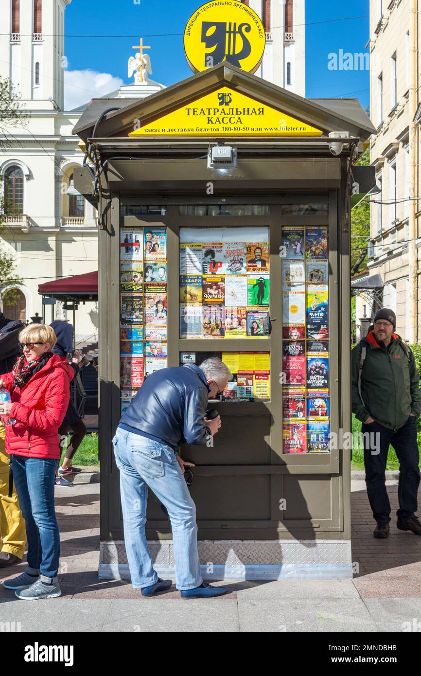 ST. PETERSBURG, RUSSLAND - 01. JUNI 2017: Theaterkasse, Kiosk, Theaterposter Stockfoto