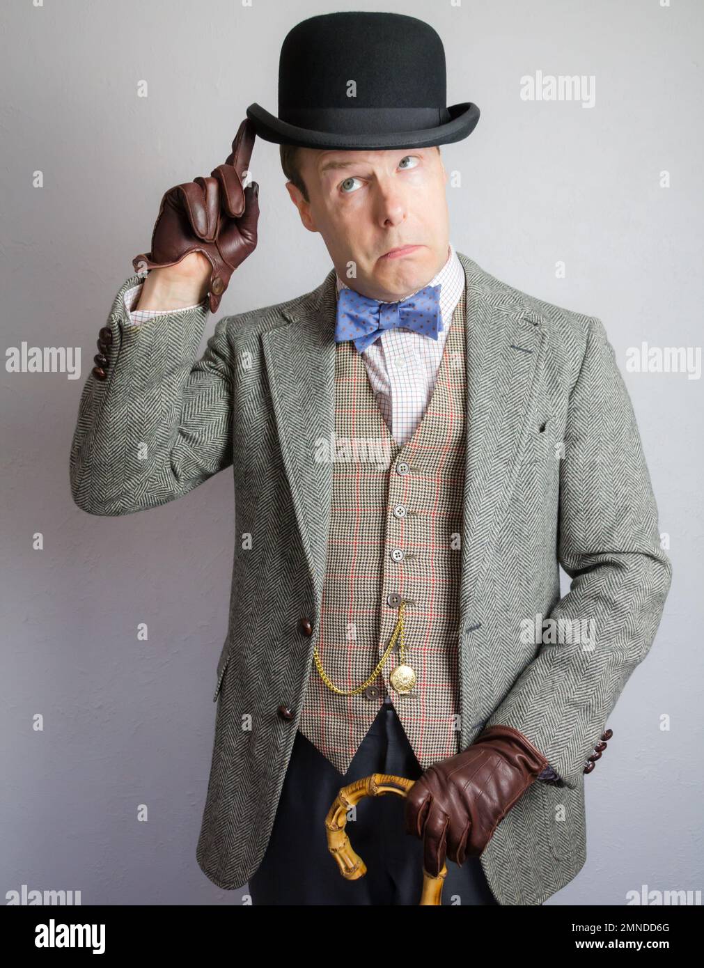 Porträt des britischen Charakters in Tweed-Anzug und Bowler-Hut. Konzept des Vintage Vaudeville Actor. Stockfoto