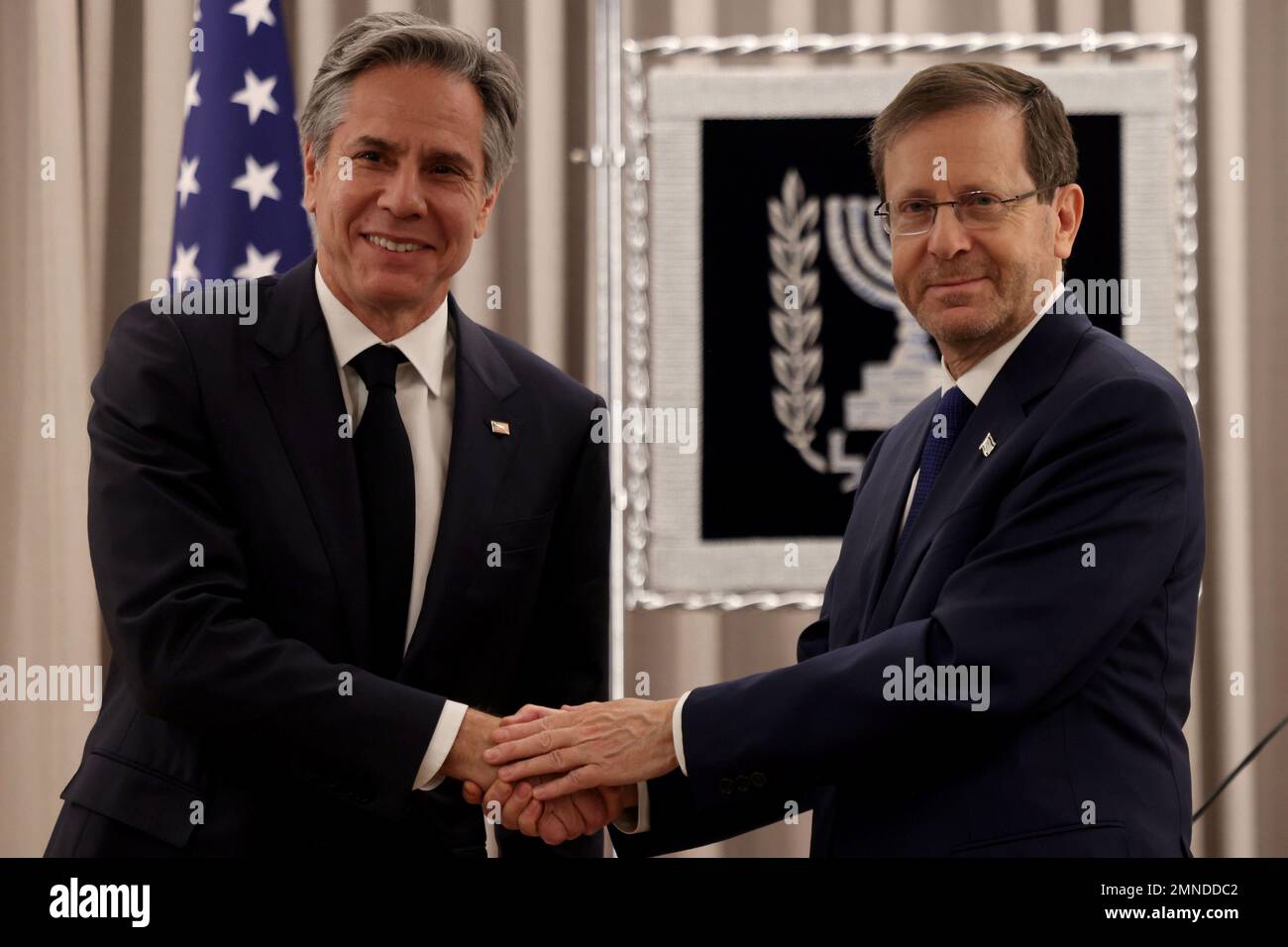 Jerusalem, Israel. 30. Januar 2023. USA Außenministerin Anthony Blinks (L) trifft am Montag, den 30. Januar 2023 in Jerusalem mit dem israelischen Präsidenten Isaac Herzog zusammen. Poolfoto von Menahem Kahana/UPI Credit: UPI/Alamy Live News Stockfoto