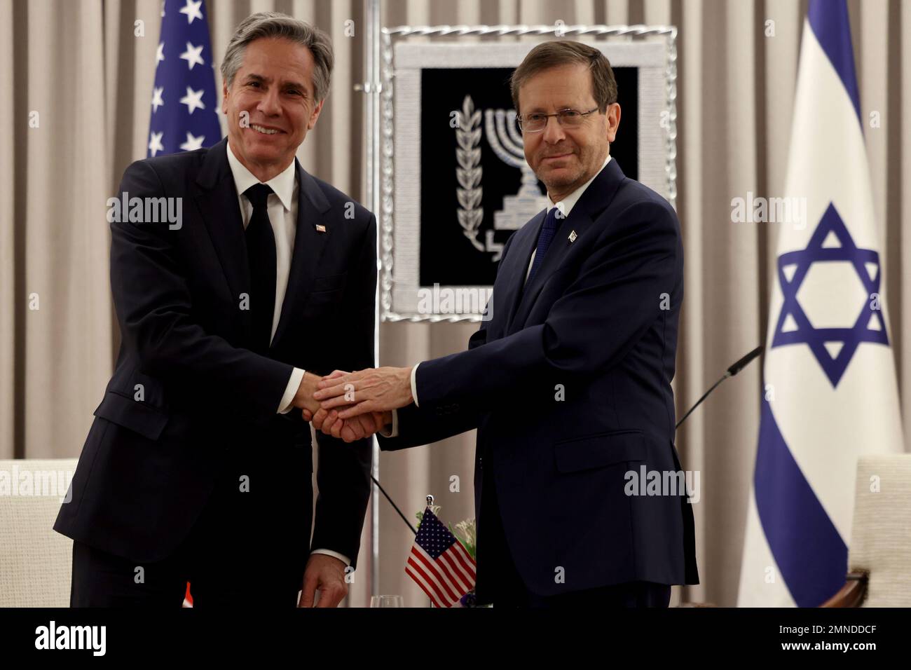 Jerusalem, Israel. 30. Januar 2023. USA Außenministerin Anthony Blinks (L) trifft am Montag, den 30. Januar 2023 in Jerusalem mit dem israelischen Präsidenten Isaac Herzog zusammen. Poolfoto von Menahem Kahana/UPI Credit: UPI/Alamy Live News Stockfoto