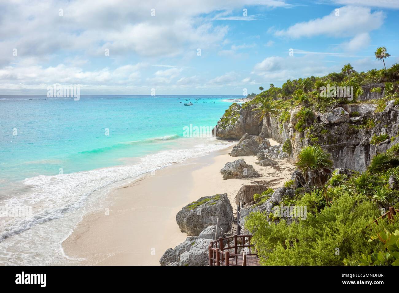 Felsige Klippen am tropischen Strand von Tulum, Yucatan-Halbinsel, Mexiko. Stockfoto