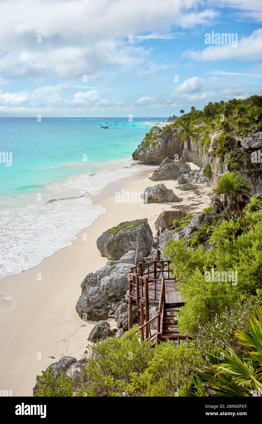 Felsige Klippen am tropischen Strand von Tulum, Yucatan-Halbinsel, Mexiko. Stockfoto