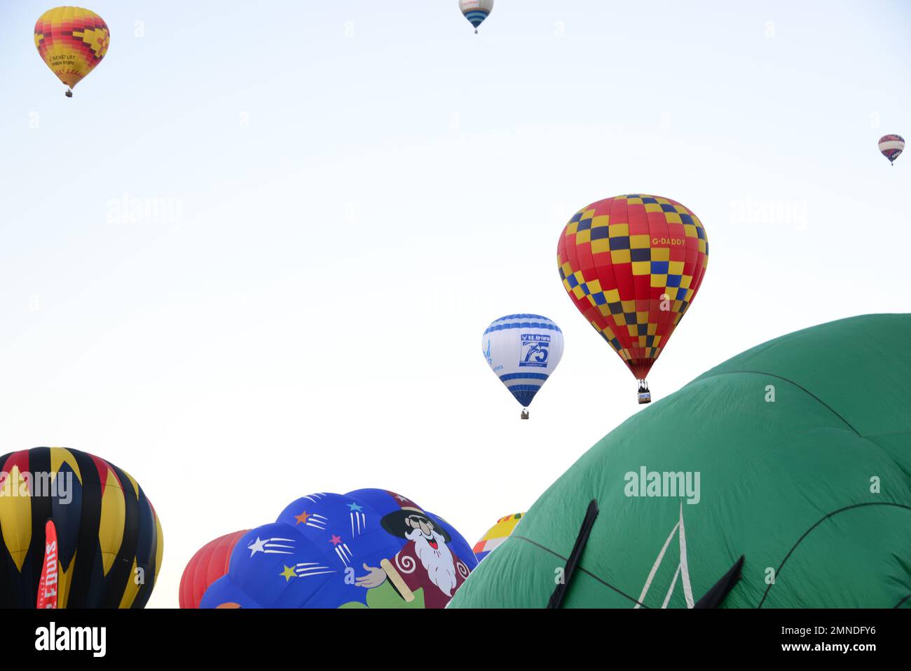 Oktober 1 war der Beginn der Albuquerque International Balloon Fiesta 50., die zum 75. Jahrestag der USA feierte Air Force Heißluftballon. Generalmajor James Sears, Stellvertretender Befehlshaber des Flugschulungs- und Ausbildungskommandos, hatte die Gelegenheit, auf seinem Jungfernflug zu sein. Stockfoto