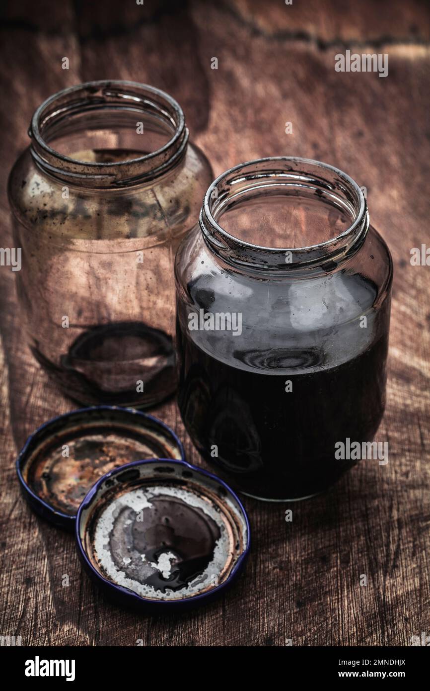 Farbe in einen Glasbehälter, der als Beize für Holz verwendet werden kann Stockfoto