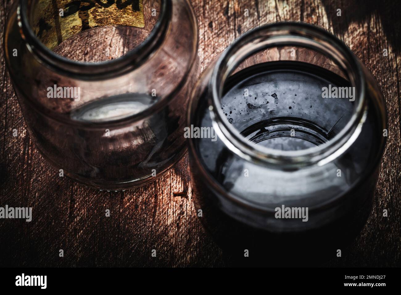 Farbe in einen Glasbehälter, der als Beize für Holz verwendet werden kann Stockfoto