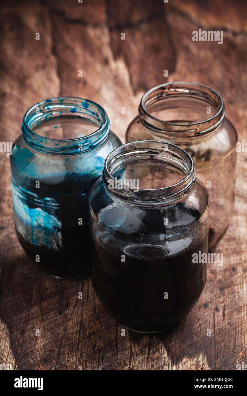 Farbe in einen Glasbehälter, der als Beize für Holz verwendet werden kann Stockfoto