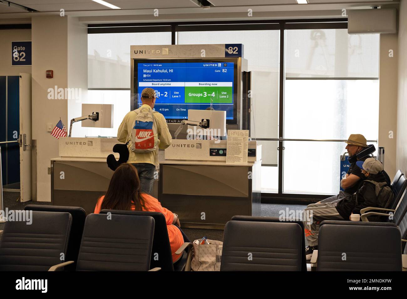 Ein Mann sucht Informationen an einem Schalter von United Airlines in einem Flughafenterminal. Stockfoto