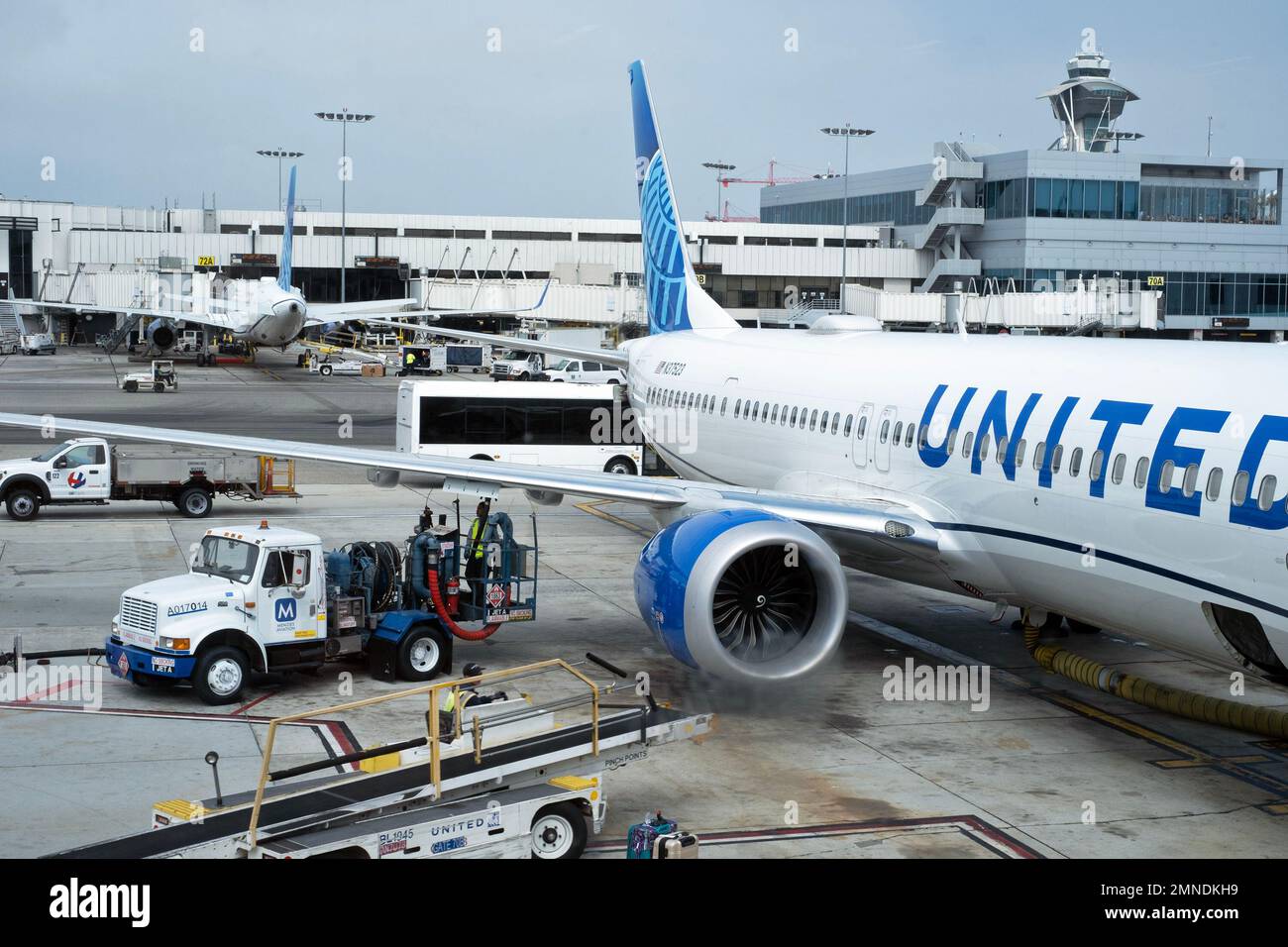 Ein Flugzeug der United Airlines wird auf einem Flughafen in den Vereinigten Staaten angeflogen. Stockfoto
