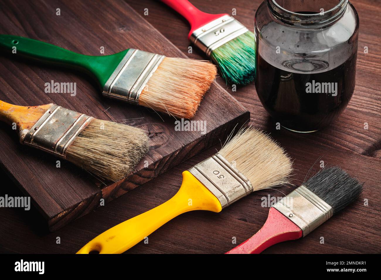 Bürsten zum Dekorieren und Färben von Holz mit Farbe Stockfoto